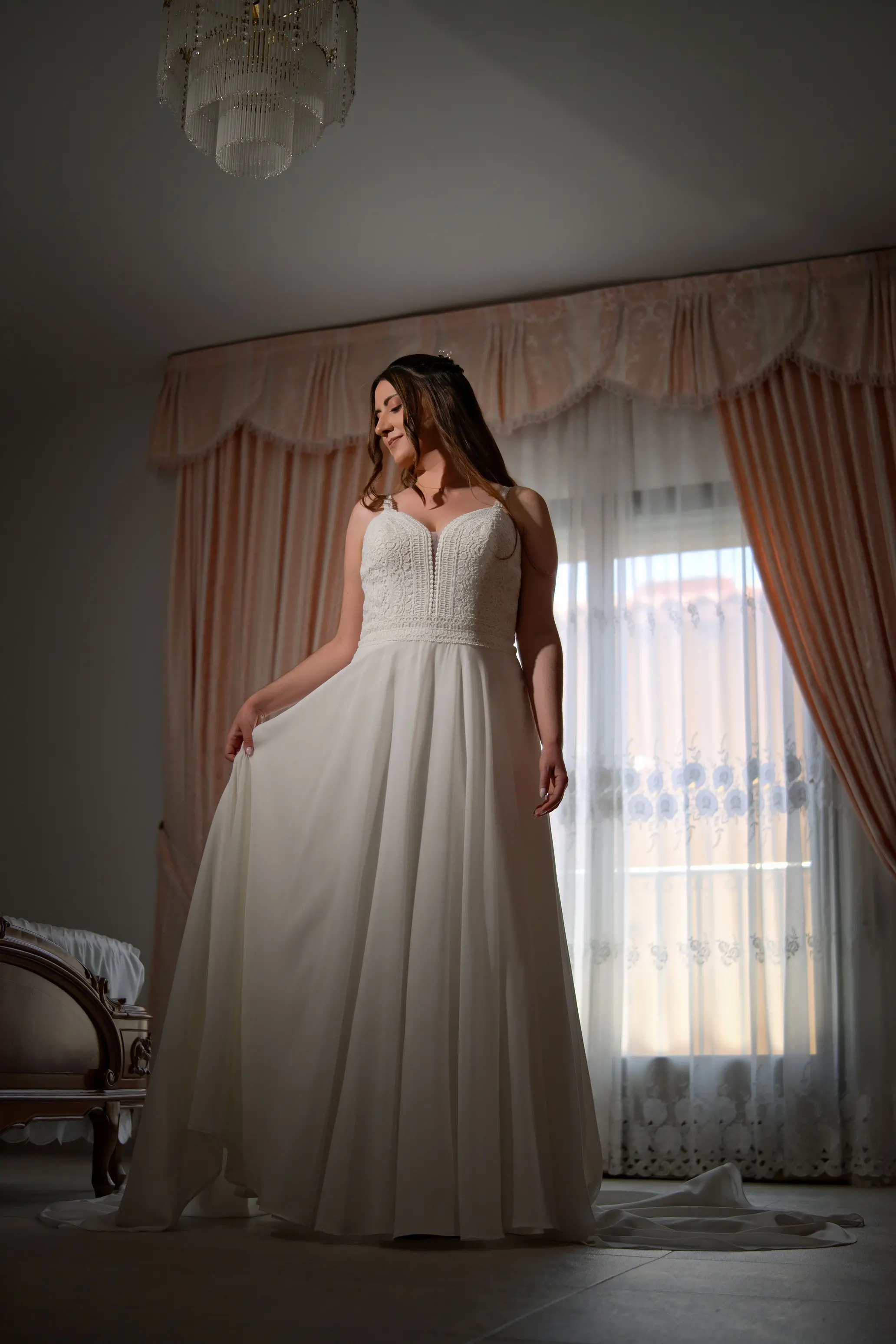 Raquel muestra su vestido durante los preparativos de la boda
