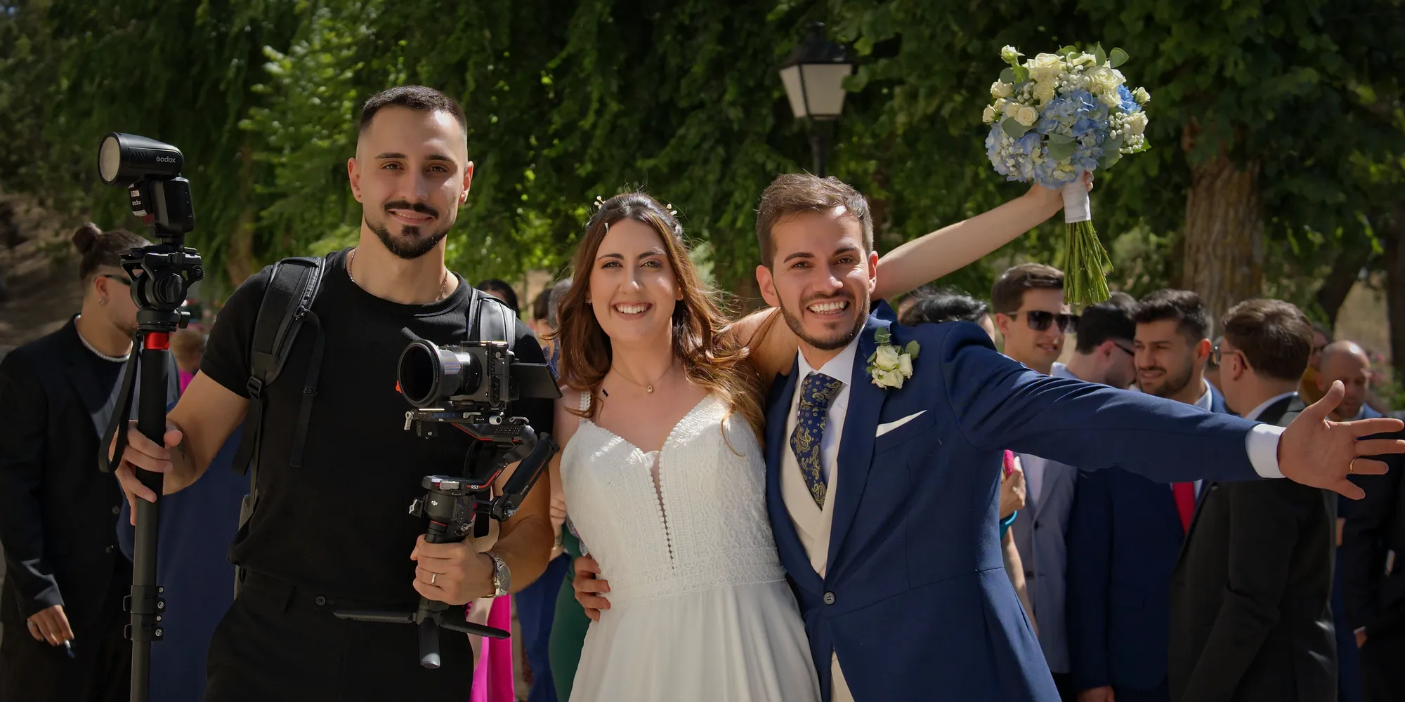 Andrei, con la c&aacute;mara y el estabilizador, entre Jes&uacute;s y Raquel y sus invitados a la salida de la boda en Madrid