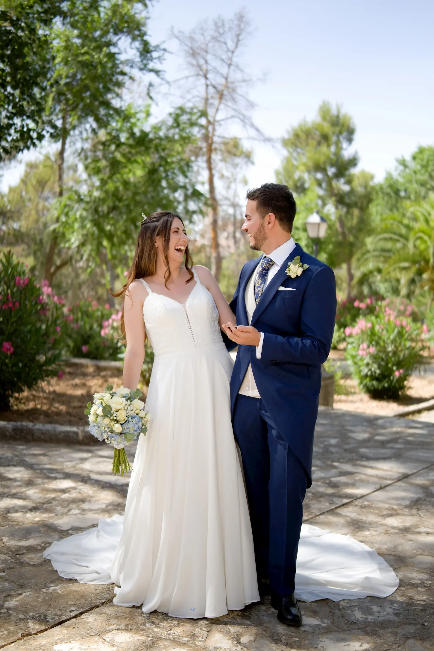 Raquel y Jesús se miran y ríen en el jardín