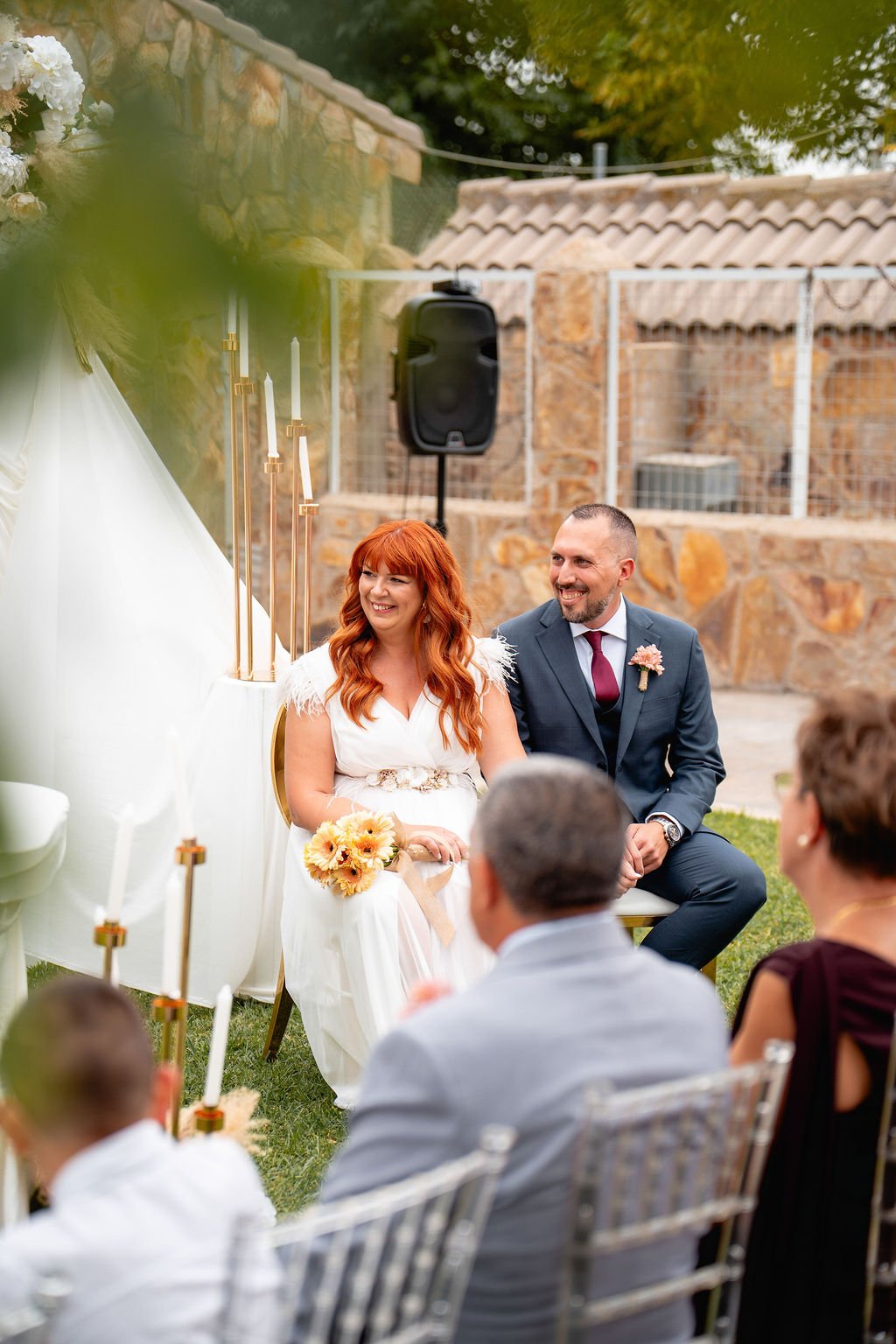 Susana y Javier sentados durante la ceremonia