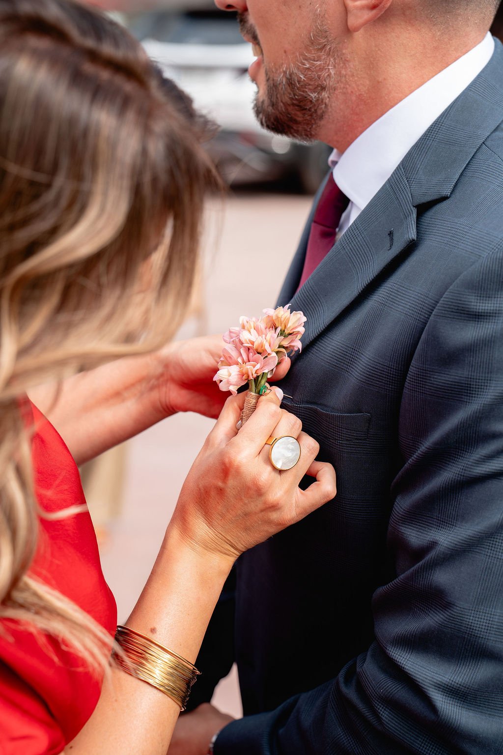 Preparativos del novio: colocando el prendido