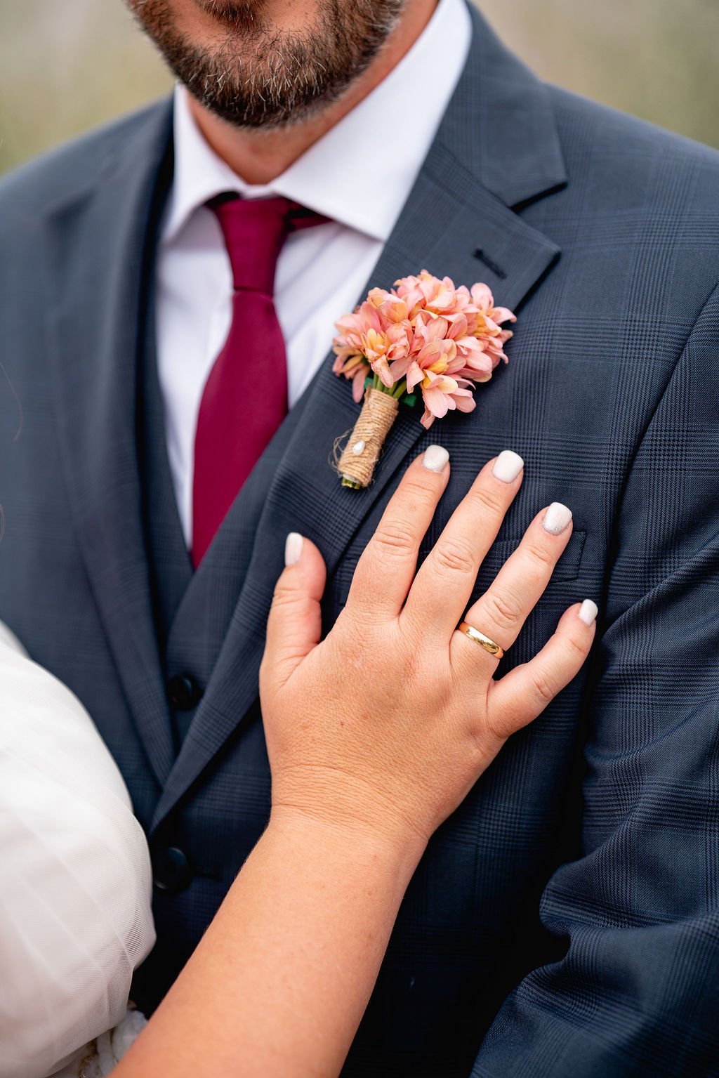 Detalle de la mano y el anillo sobre el traje de Javier
