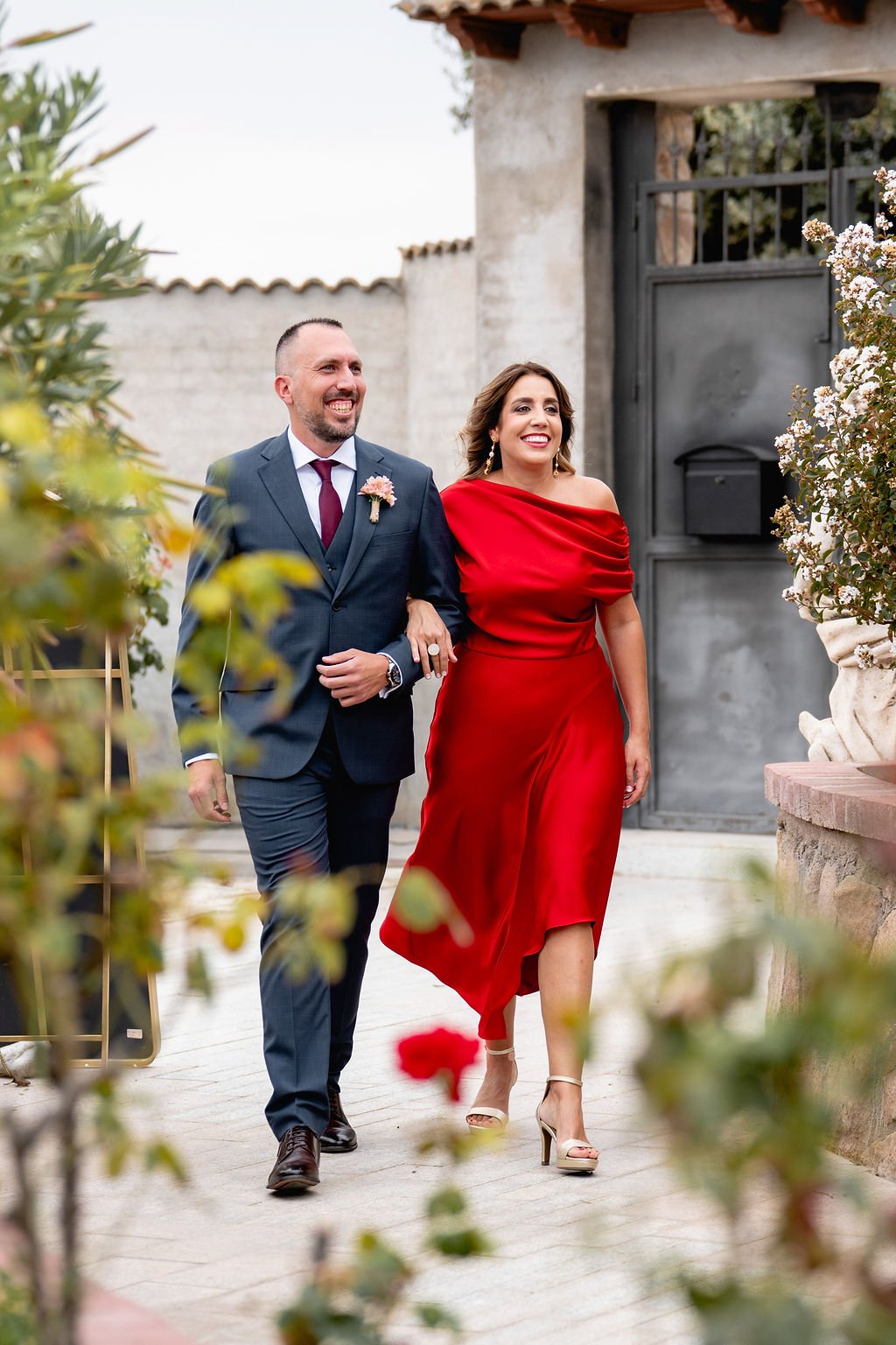 Javier entra acompañado a la ceremonia