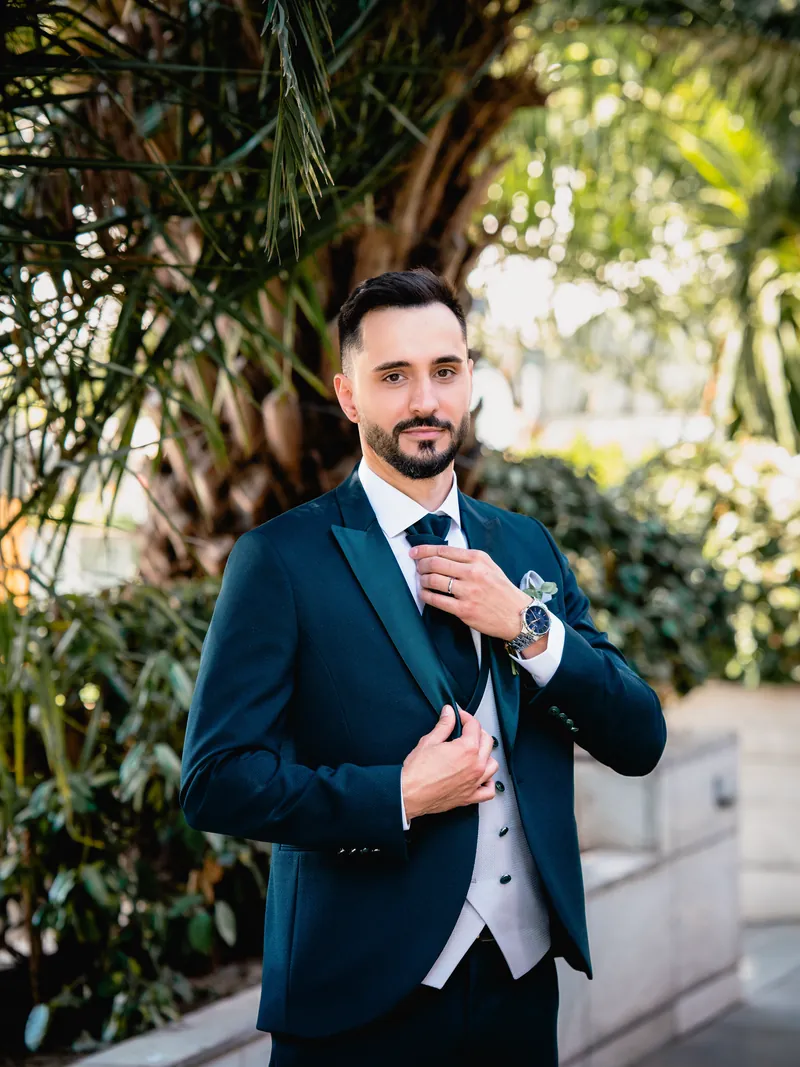 Andrei se ajusta la corbata en el jard&iacute;n antes de la ceremonia