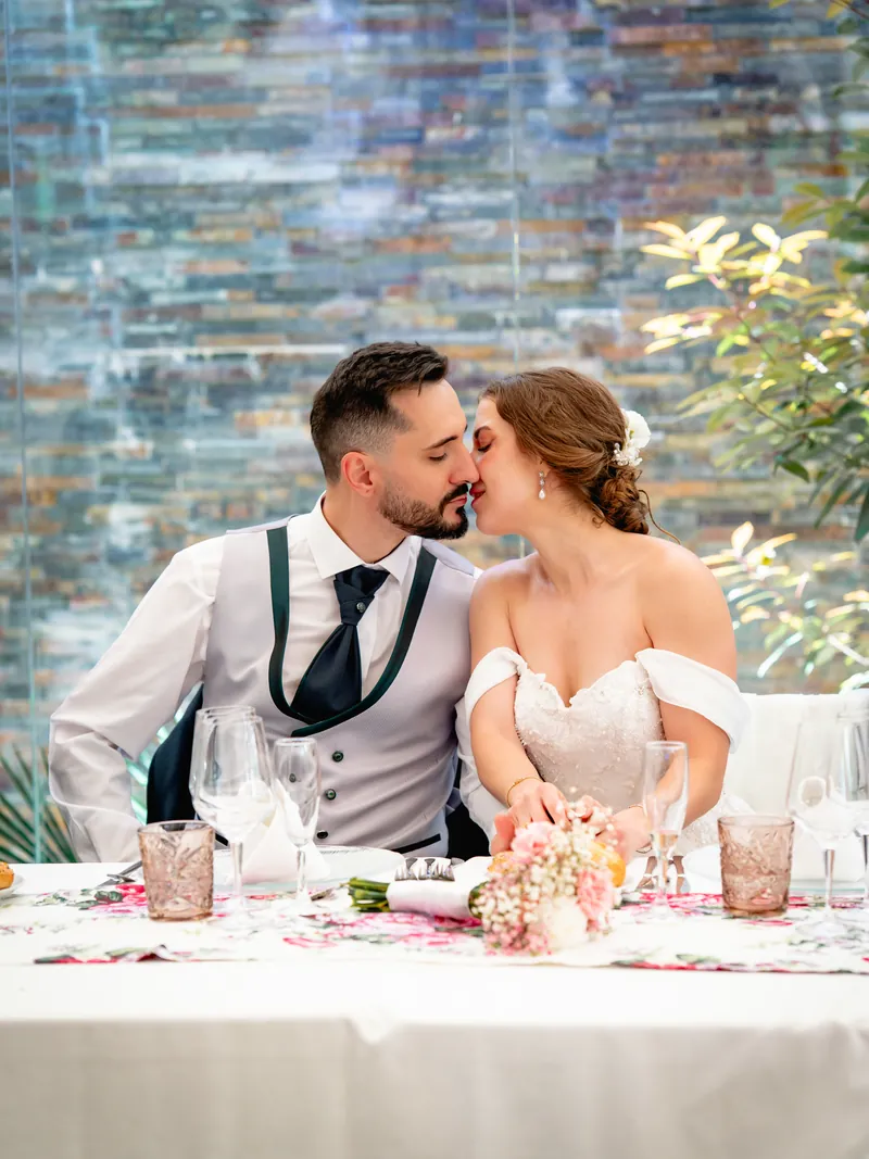Irene y Andrei en la mesa de los novios